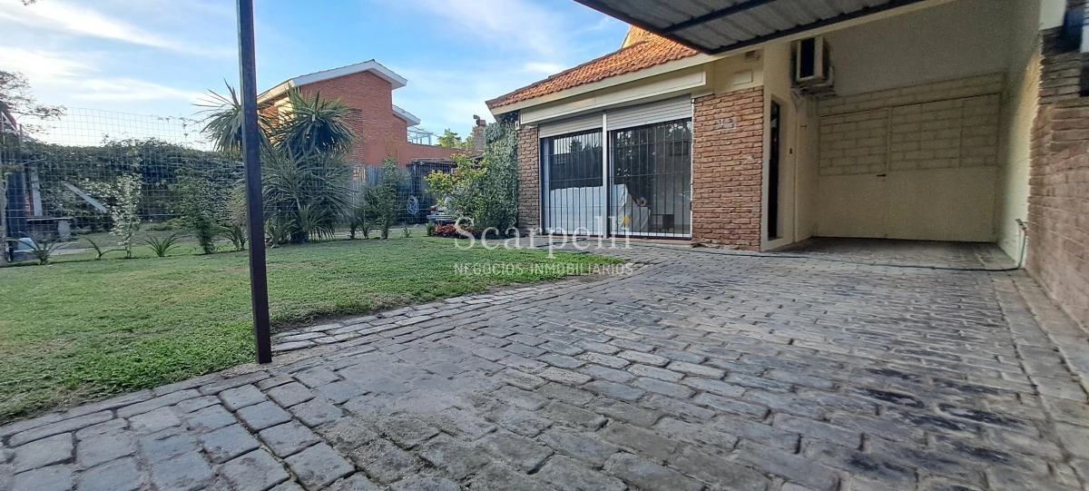 Casa ID.50359 - Venta Casa Carrasco Arocena próximo 2 o 3 dorm 3 baños Amplio Patio con parrillero