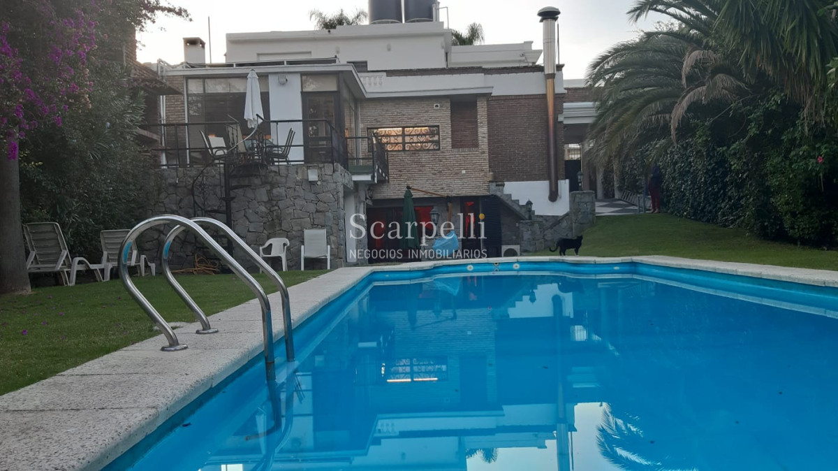 Casa ID.11083 - Importante Residencia de estilo Sureño Americano con importante terreno y casi 400 m2 edificados.-