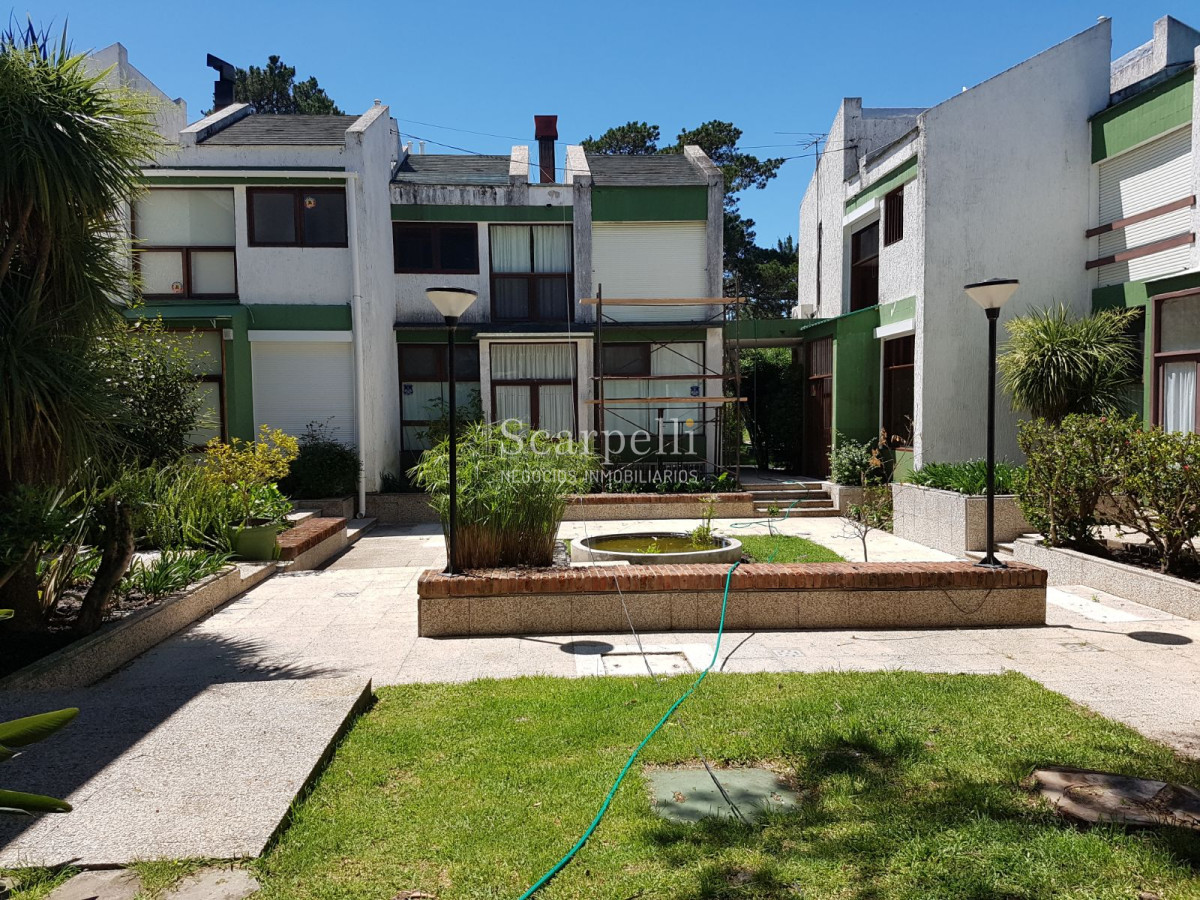 Casa ID.13445 - Complejo de 8 Casas en Parque Cerrado de 10.000 m2 con Piscinas, Canchas varias, parrillero individual y 4 dormitorios.-