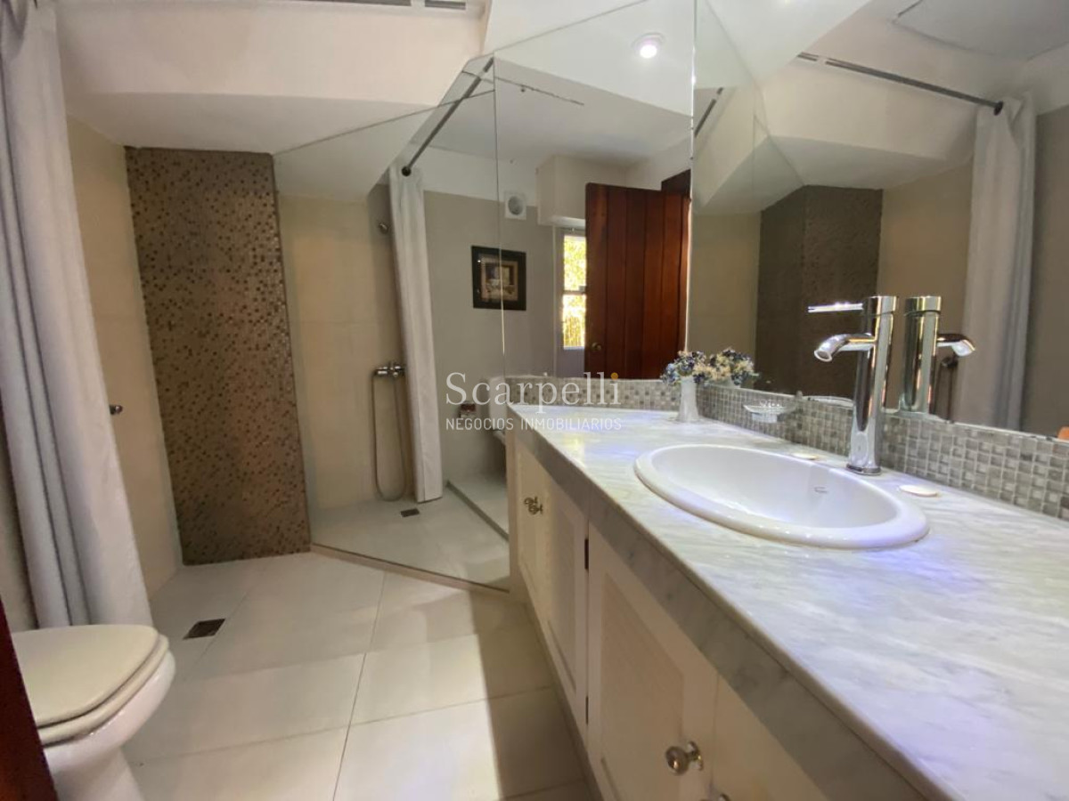 Casa ID.20705 - Estupendo Chalet en Lugano Excelente calidad de Construcción y buenas terminaciones.-