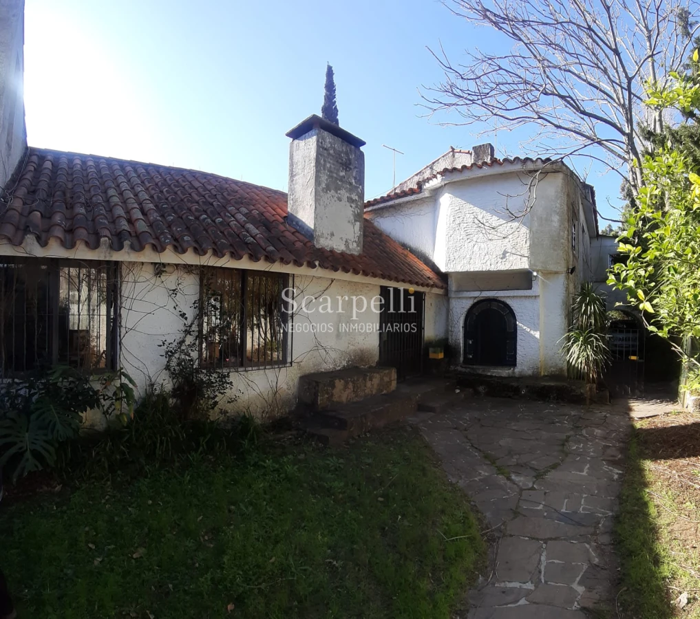 Casa ID.22234 - Casona  en Carrasco - Céntrica - Muy Próxima a Av. Arocena - Hotel Casino Carrasco & Rambla.-