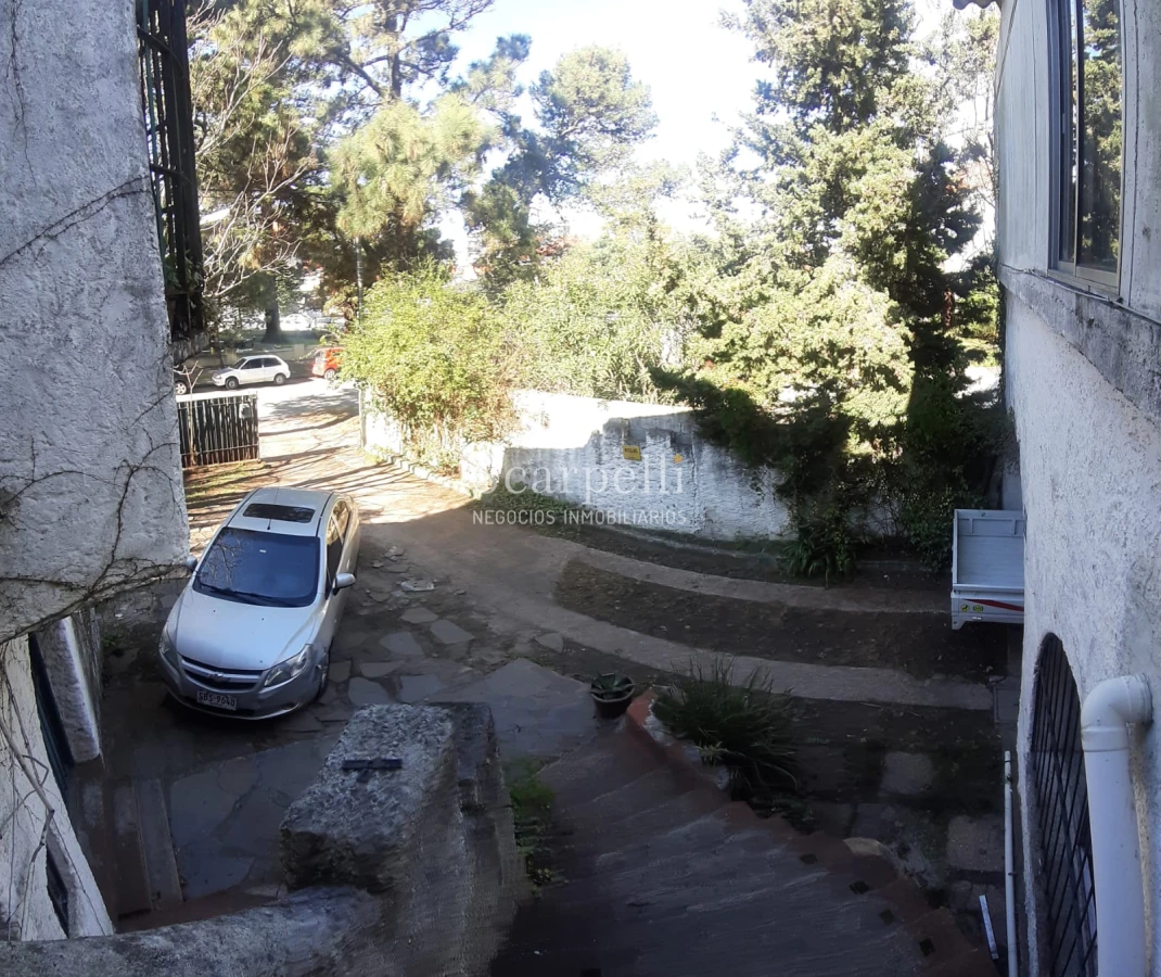 Casa ID.22234 - Casona  en Carrasco - Céntrica - Muy Próxima a Av. Arocena - Hotel Casino Carrasco & Rambla.-