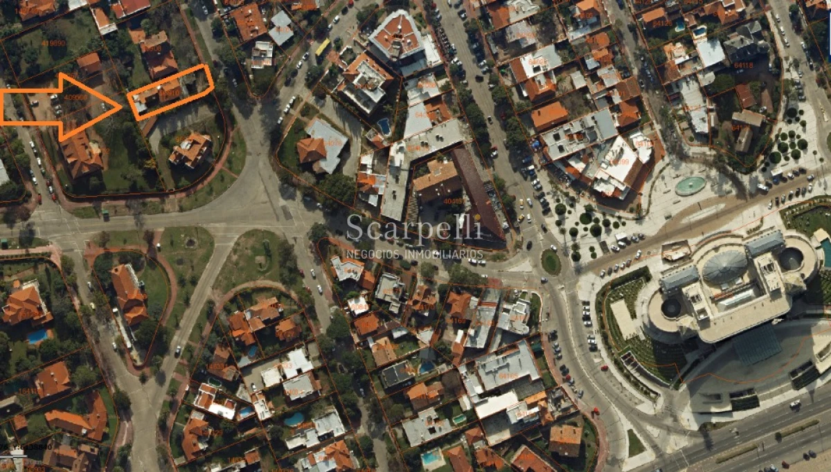 Casa ID.22234 - Casona  en Carrasco - Céntrica - Muy Próxima a Av. Arocena - Hotel Casino Carrasco & Rambla.-