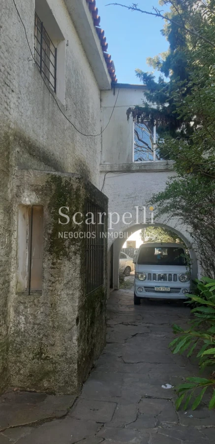 Casa ID.22234 - Casona  en Carrasco - Céntrica - Muy Próxima a Av. Arocena - Hotel Casino Carrasco & Rambla.-