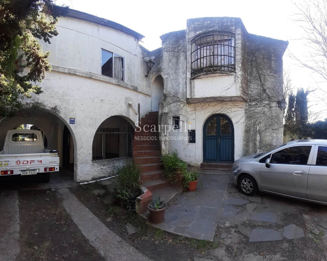 Casa ID.22234 - Casona  en Carrasco - Céntrica - Muy Próxima a Av. Arocena - Hotel Casino Carrasco & Rambla.-