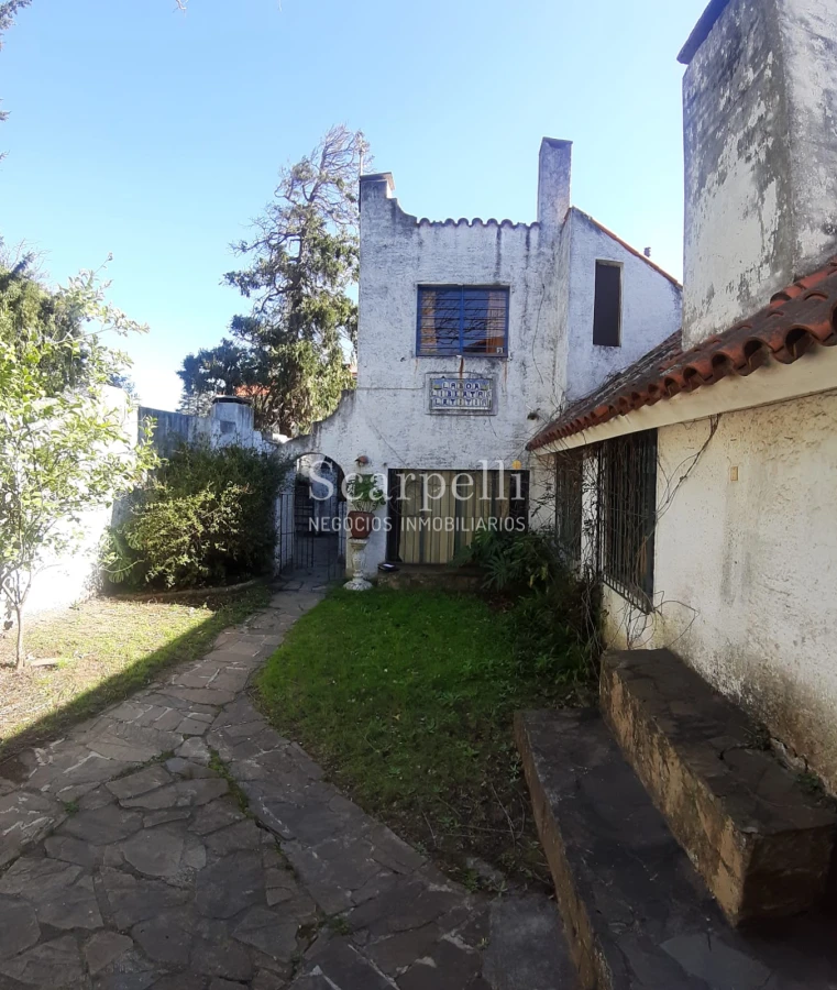 Casa ID.22234 - Casona  en Carrasco - Céntrica - Muy Próxima a Av. Arocena - Hotel Casino Carrasco & Rambla.-