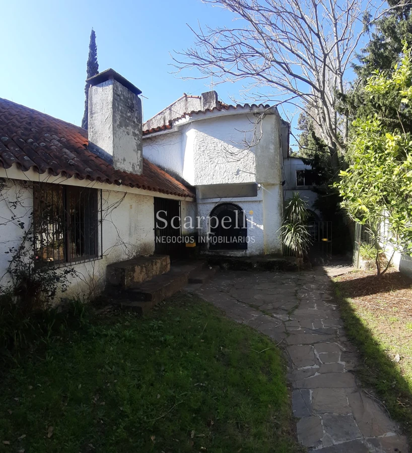 Casa ID.22234 - Casona  en Carrasco - Céntrica - Muy Próxima a Av. Arocena - Hotel Casino Carrasco & Rambla.-
