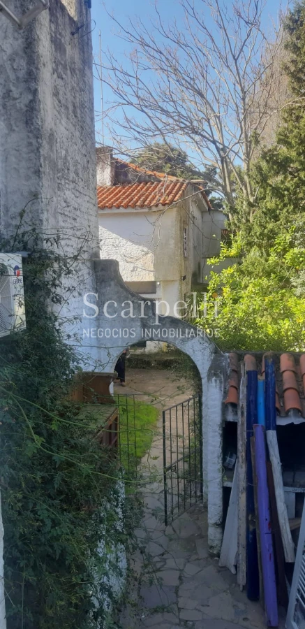 Casa ID.22234 - Casona  en Carrasco - Céntrica - Muy Próxima a Av. Arocena - Hotel Casino Carrasco & Rambla.-