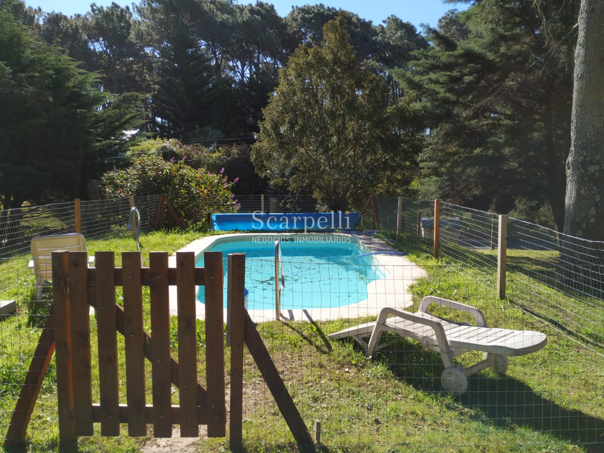 Casa ID.22485 - Chalet de Tejas Coloniales  todo en 1 planta construído por el afamado Arq. Mauricio Litman.-