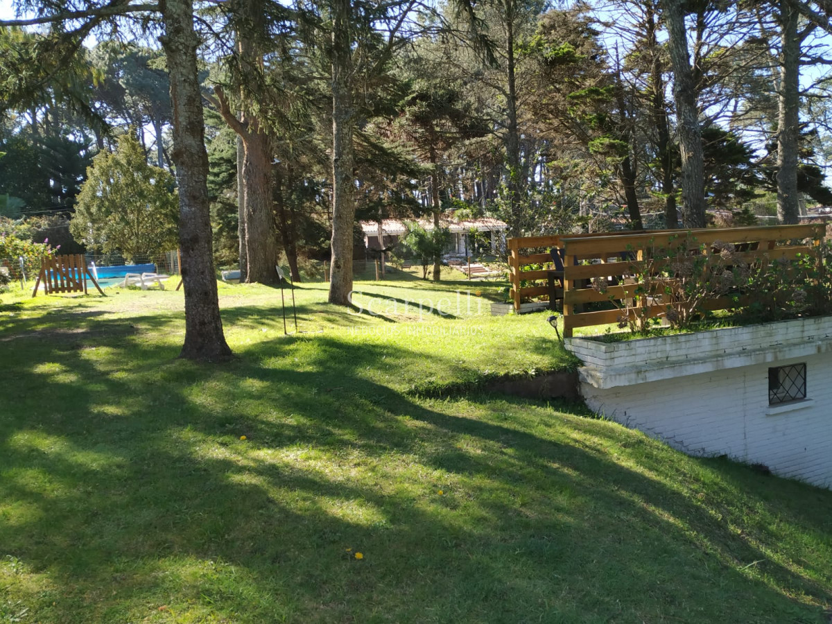 Casa ID.22485 - Chalet de Tejas Coloniales  todo en 1 planta construído por el afamado Arq. Mauricio Litman.-