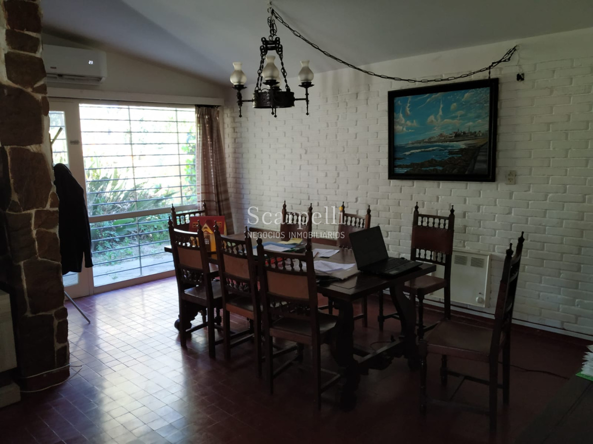 Casa ID.22485 - Chalet de Tejas Coloniales  todo en 1 planta construído por el afamado Arq. Mauricio Litman.-