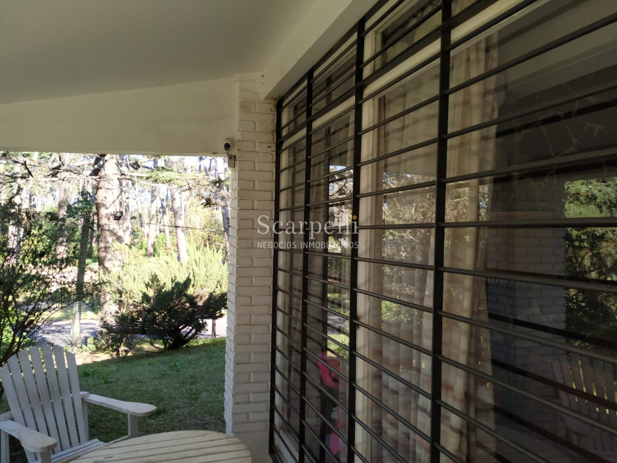 Casa ID.22485 - Chalet de Tejas Coloniales  todo en 1 planta construído por el afamado Arq. Mauricio Litman.-