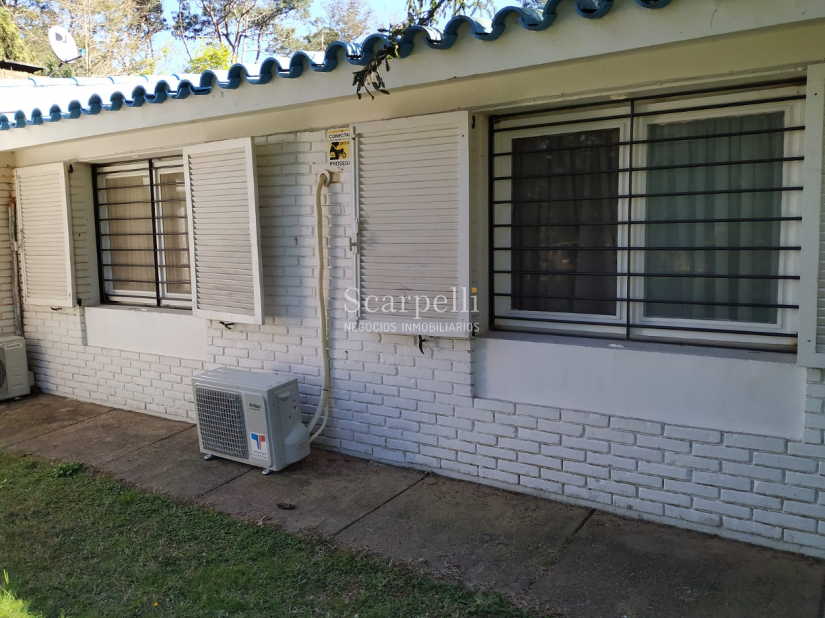 Casa ID.22485 - Chalet de Tejas Coloniales  todo en 1 planta construído por el afamado Arq. Mauricio Litman.-