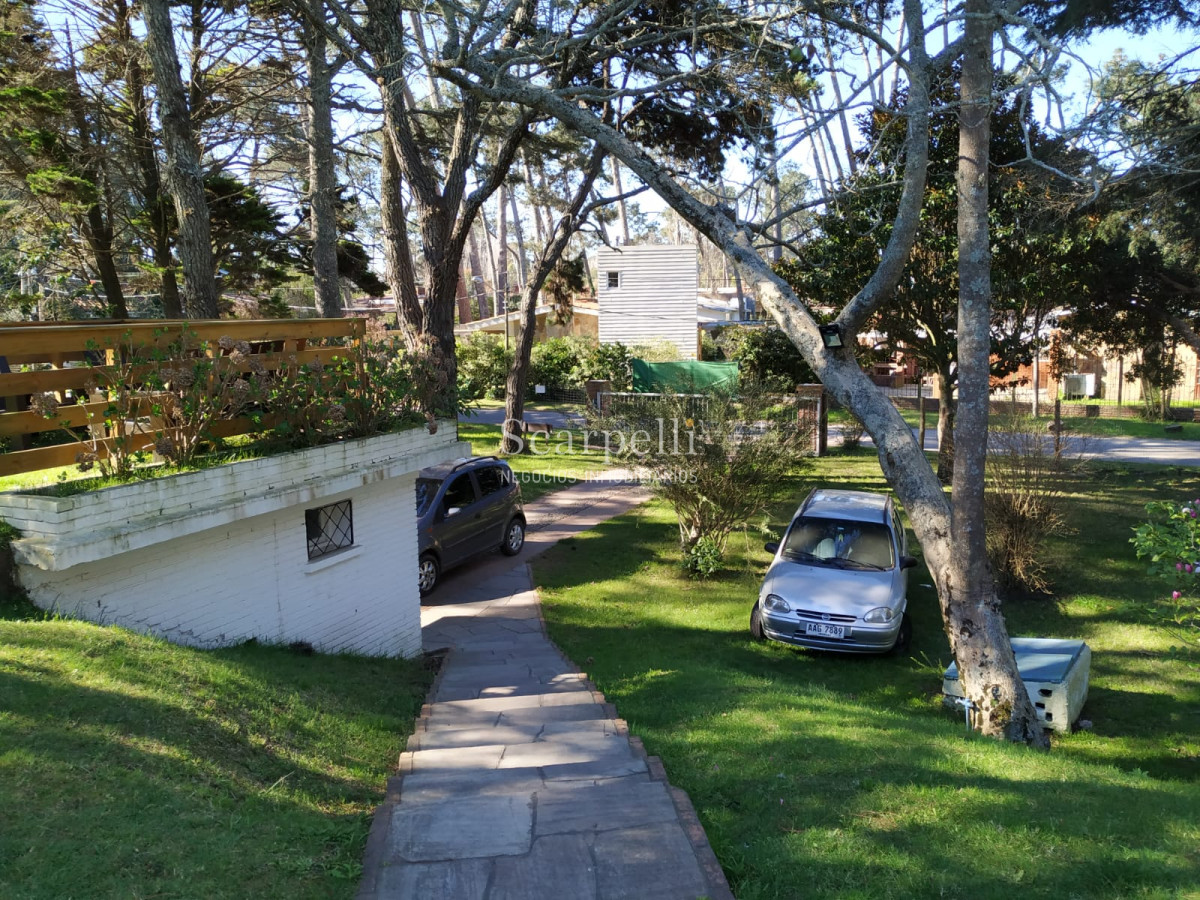 Casa ID.22485 - Chalet de Tejas Coloniales  todo en 1 planta construído por el afamado Arq. Mauricio Litman.-