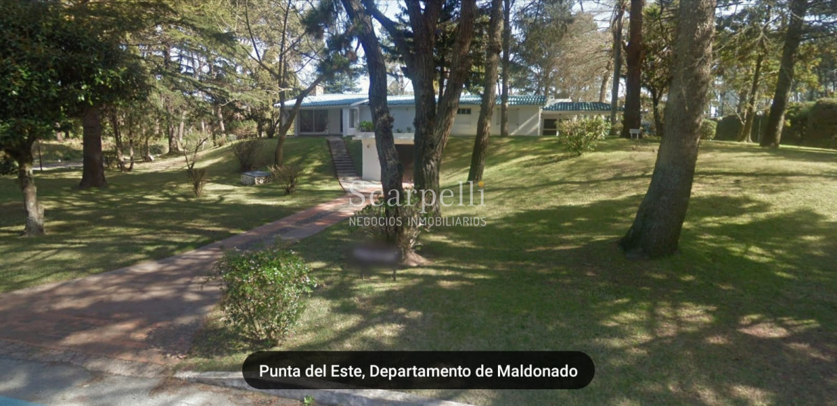 Casa ID.22485 - Chalet de Tejas Coloniales  todo en 1 planta construído por el afamado Arq. Mauricio Litman.-