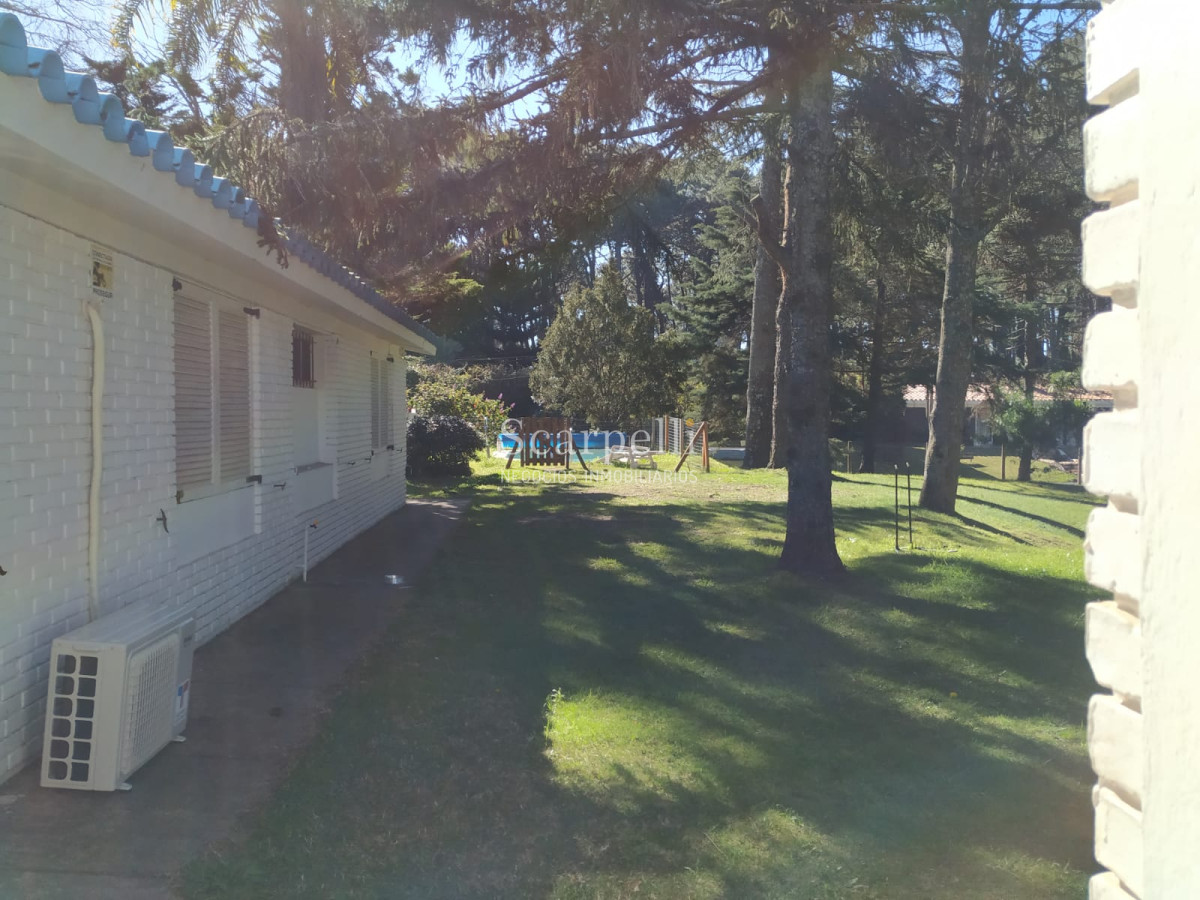 Casa ID.22485 - Chalet de Tejas Coloniales  todo en 1 planta construído por el afamado Arq. Mauricio Litman.-