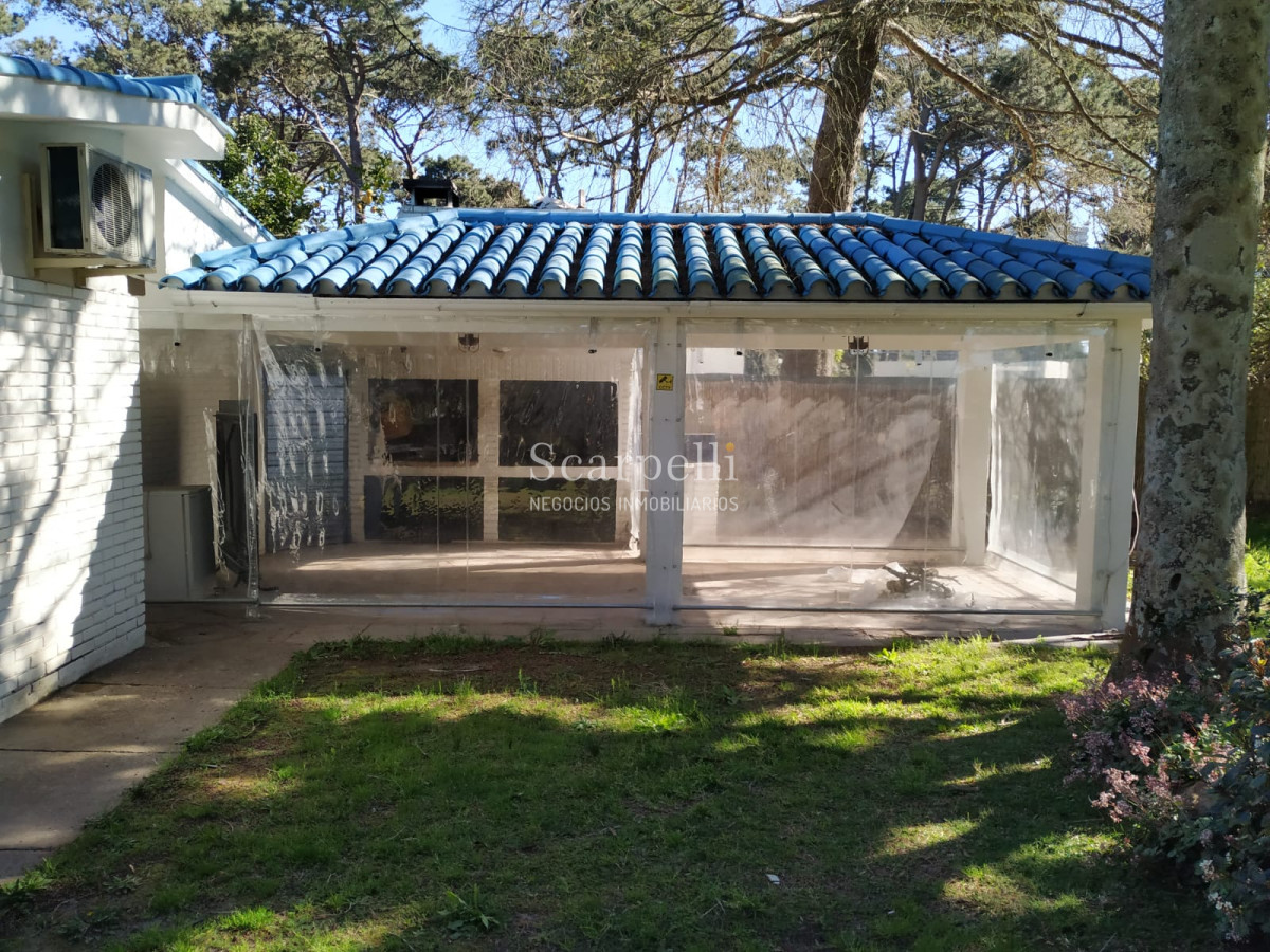 Casa ID.22485 - Chalet de Tejas Coloniales  todo en 1 planta construído por el afamado Arq. Mauricio Litman.-