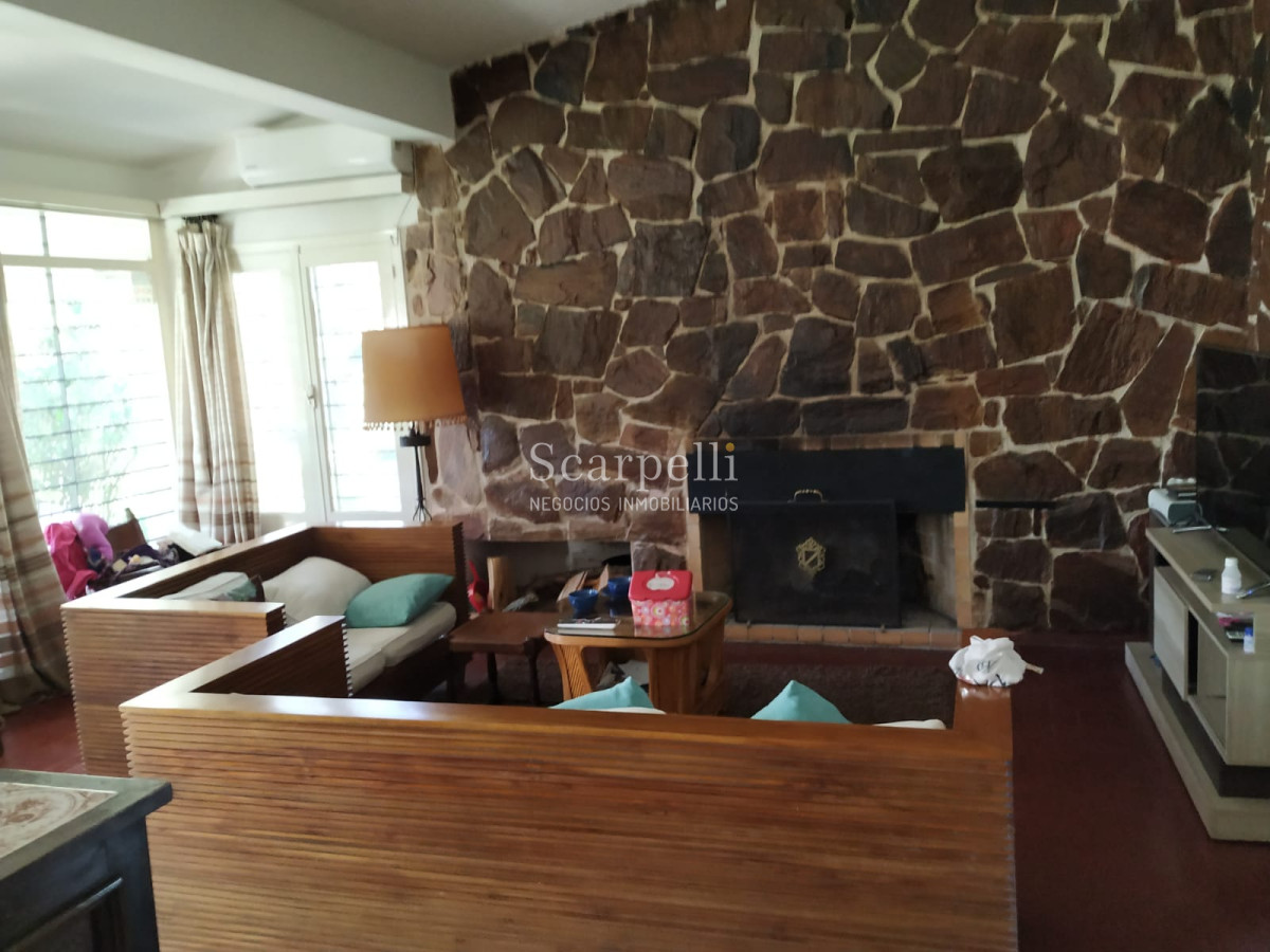 Casa ID.22485 - Chalet de Tejas Coloniales  todo en 1 planta construído por el afamado Arq. Mauricio Litman.-