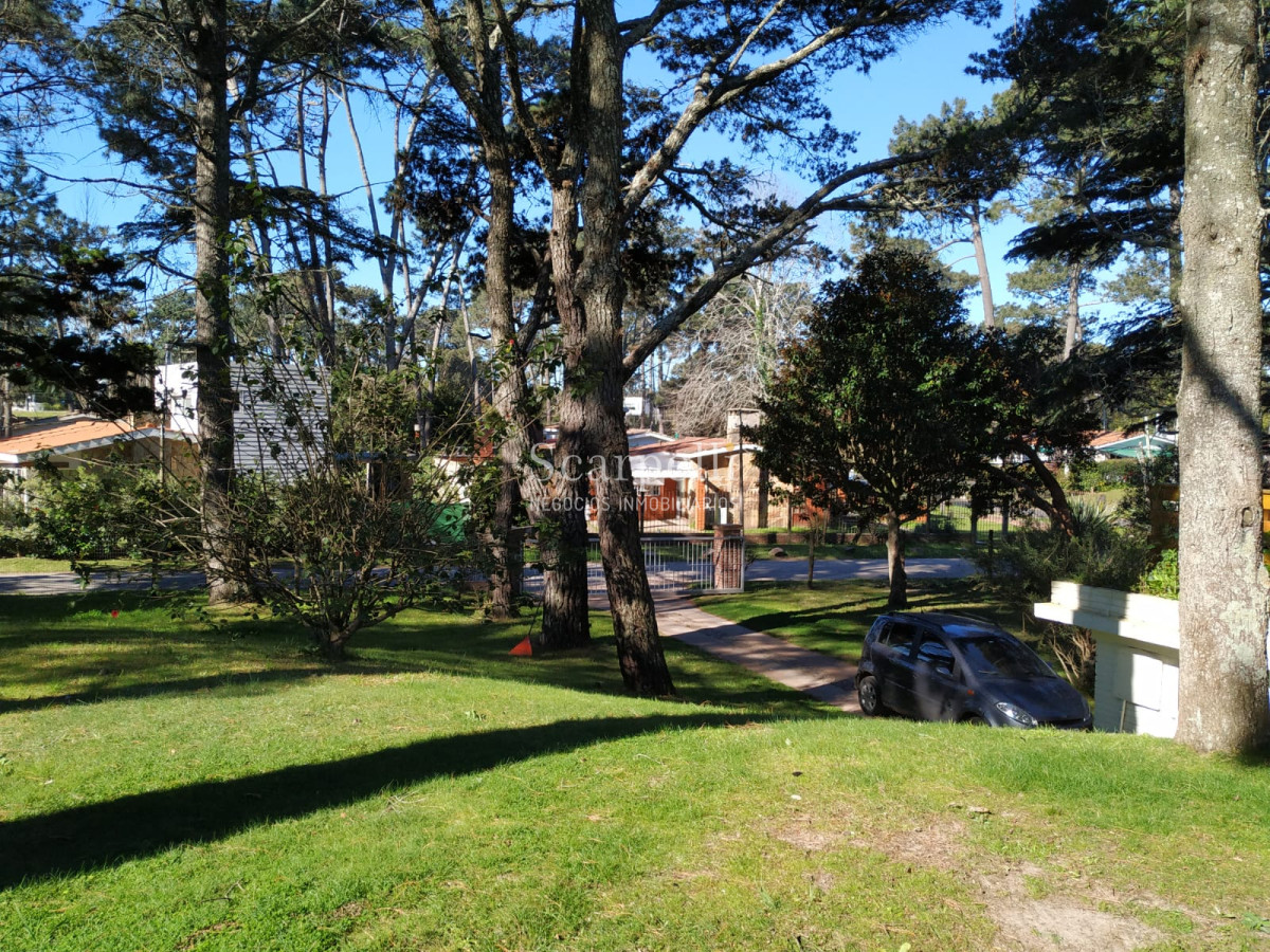 Casa ID.22485 - Chalet de Tejas Coloniales  todo en 1 planta construído por el afamado Arq. Mauricio Litman.-