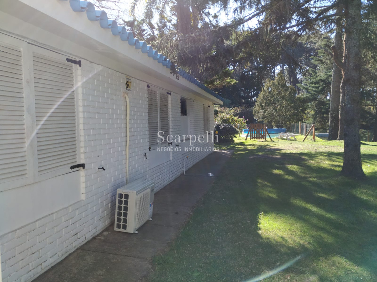 Casa ID.22485 - Chalet de Tejas Coloniales  todo en 1 planta construído por el afamado Arq. Mauricio Litman.-