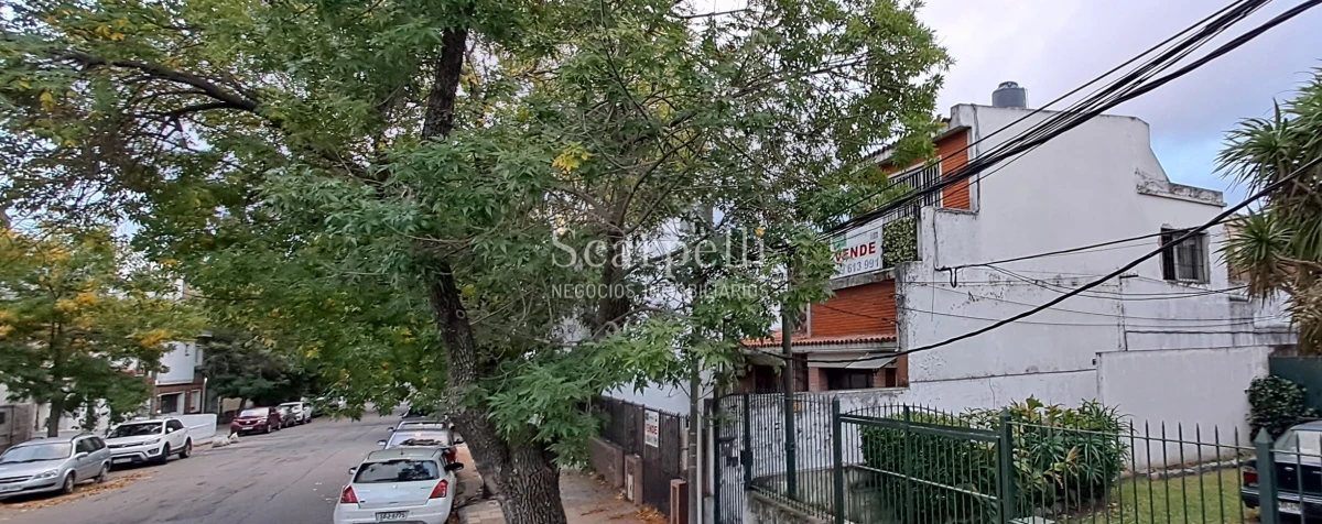 Casa ID.19164 - Ideal 2 familias o Edificio en Altura.  Buen fondo & Barbacoa Montevideo Shopping Próx.