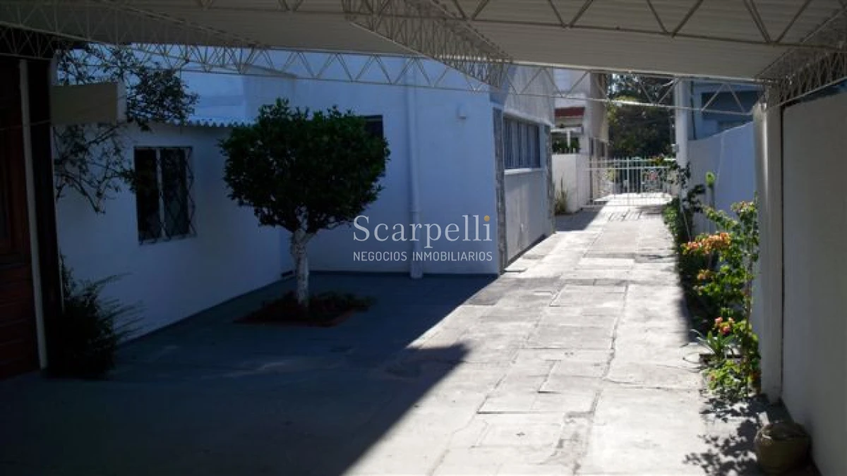 Casa ID.28633 - VENTA CASA PROPIEDAD HORIZONTAL 2 DORMITORIOS + 2 BAÑOS + SERVICIO + FONDO & BARBACOA MUY PRÓXIMO A LA RAMBLA.-