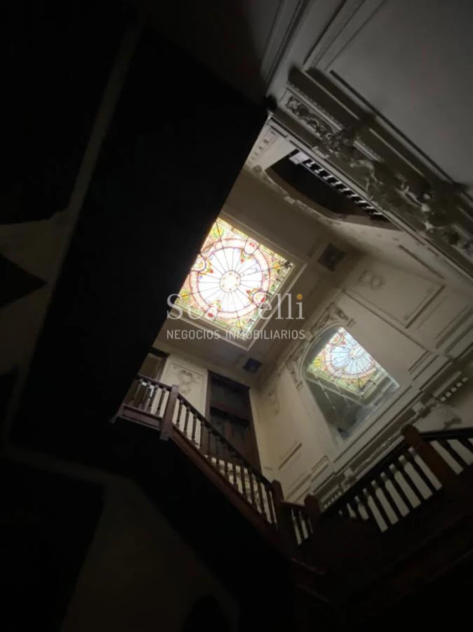 Casa ID.29327 - Río Branco esq. Av. Uruguay Construcción de estilo con finas terminaciones en Carpintería, Molduras & Grandes Vitreaux.-