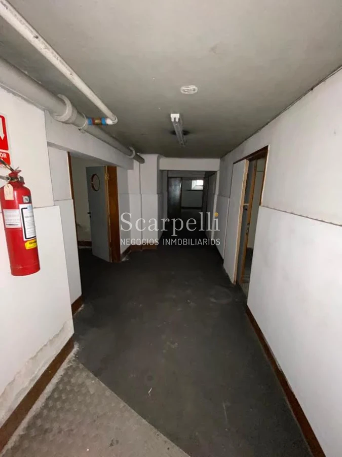Casa ID.29327 - Río Branco esq. Av. Uruguay Construcción de estilo con finas terminaciones en Carpintería, Molduras & Grandes Vitreaux.-