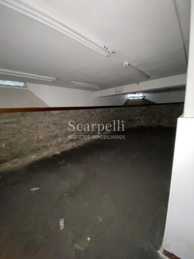 Casa ID.29327 - Río Branco esq. Av. Uruguay Construcción de estilo con finas terminaciones en Carpintería, Molduras & Grandes Vitreaux.-
