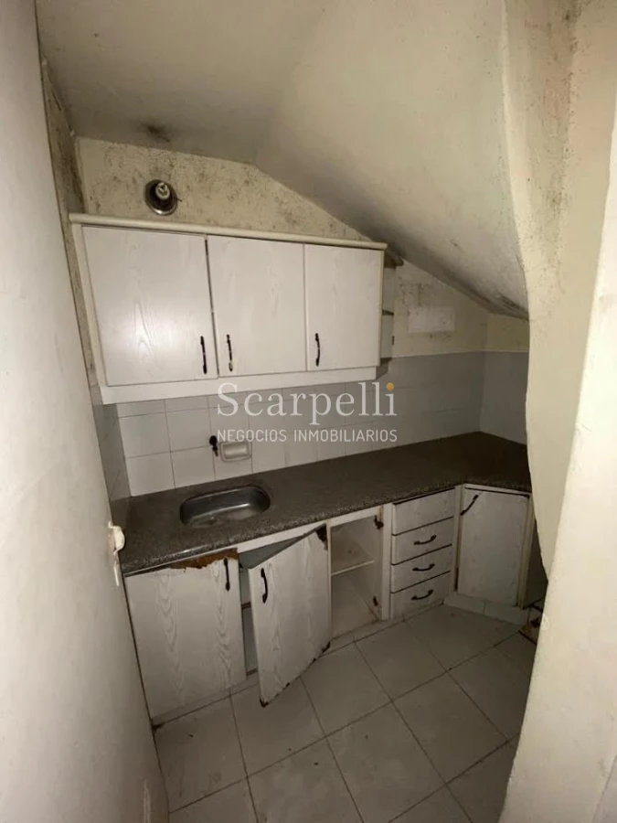 Casa ID.29327 - Río Branco esq. Av. Uruguay Construcción de estilo con finas terminaciones en Carpintería, Molduras & Grandes Vitreaux.-