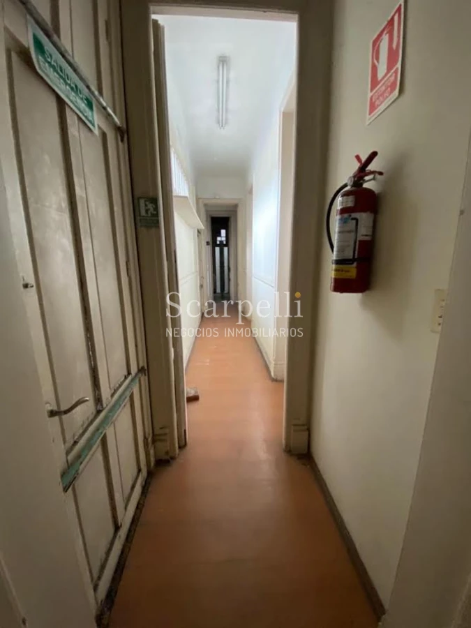Casa ID.29327 - Río Branco esq. Av. Uruguay Construcción de estilo con finas terminaciones en Carpintería, Molduras & Grandes Vitreaux.-
