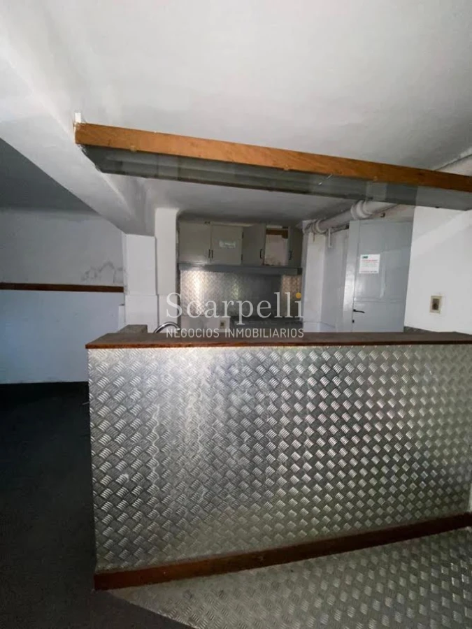 Casa ID.29327 - Río Branco esq. Av. Uruguay Construcción de estilo con finas terminaciones en Carpintería, Molduras & Grandes Vitreaux.-