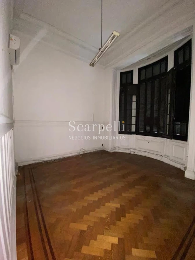 Casa ID.29327 - Río Branco esq. Av. Uruguay Construcción de estilo con finas terminaciones en Carpintería, Molduras & Grandes Vitreaux.-
