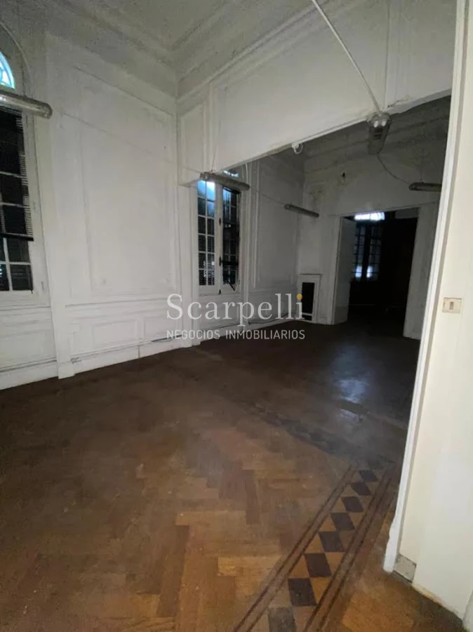 Casa ID.29327 - Río Branco esq. Av. Uruguay Construcción de estilo con finas terminaciones en Carpintería, Molduras & Grandes Vitreaux.-