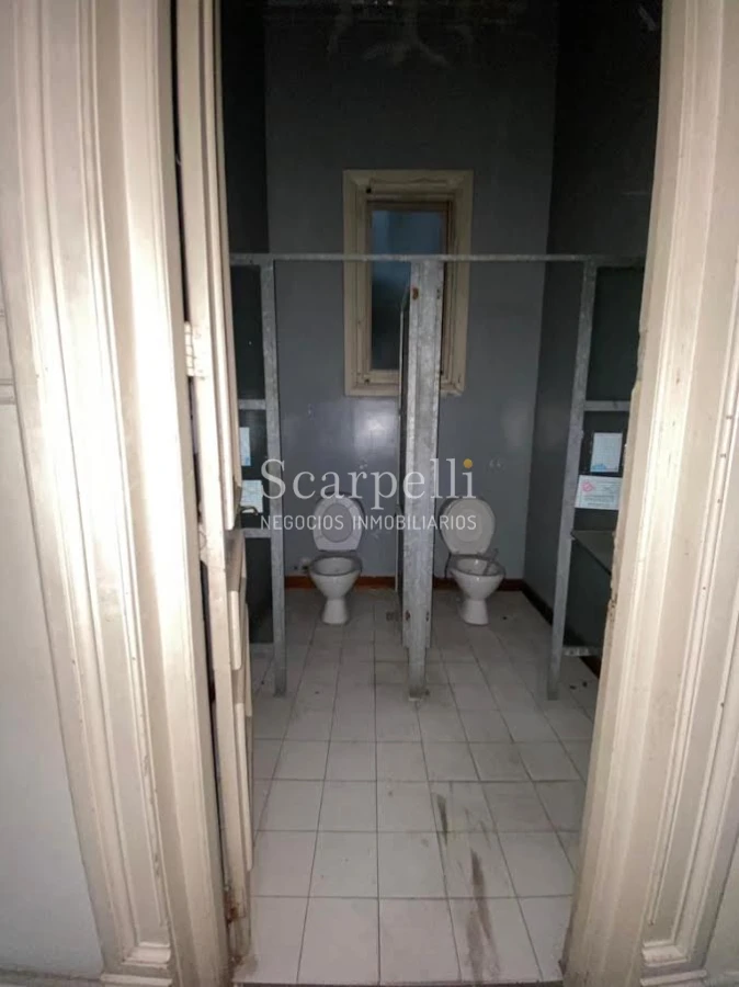Casa ID.29327 - Río Branco esq. Av. Uruguay Construcción de estilo con finas terminaciones en Carpintería, Molduras & Grandes Vitreaux.-