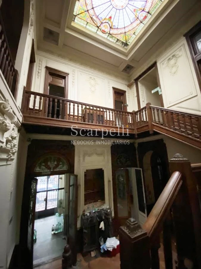 Casa ID.29327 - Río Branco esq. Av. Uruguay Construcción de estilo con finas terminaciones en Carpintería, Molduras & Grandes Vitreaux.-