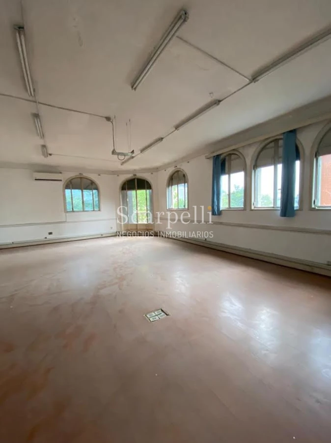Casa ID.29327 - Río Branco esq. Av. Uruguay Construcción de estilo con finas terminaciones en Carpintería, Molduras & Grandes Vitreaux.-