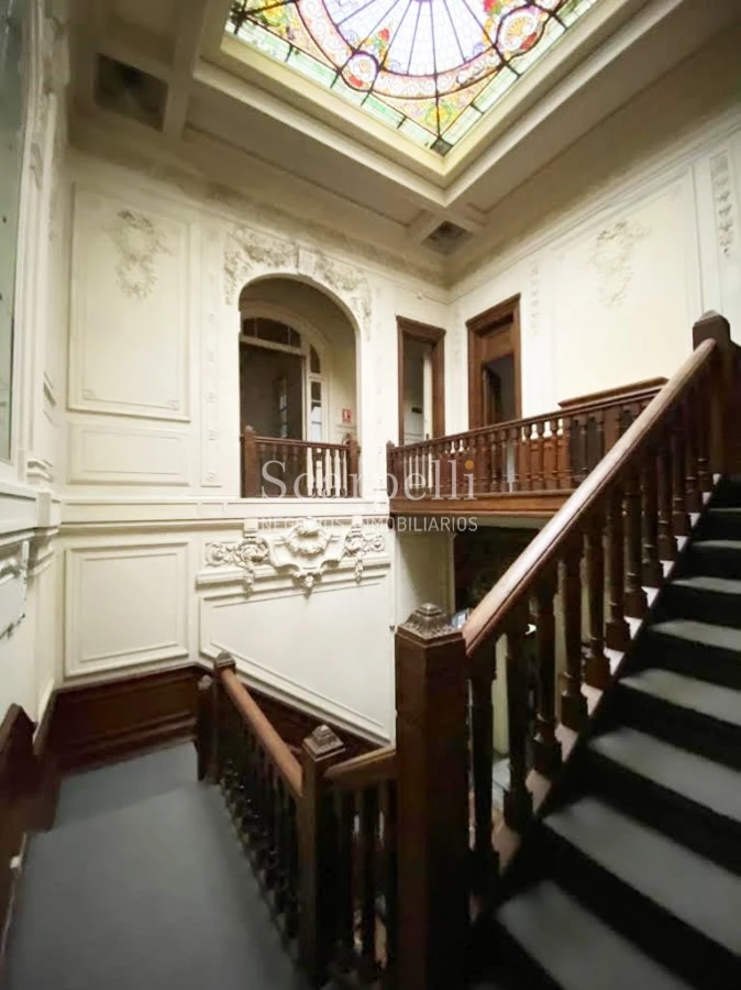 Casa ID.29327 - Río Branco esq. Av. Uruguay Construcción de estilo con finas terminaciones en Carpintería, Molduras & Grandes Vitreaux.-