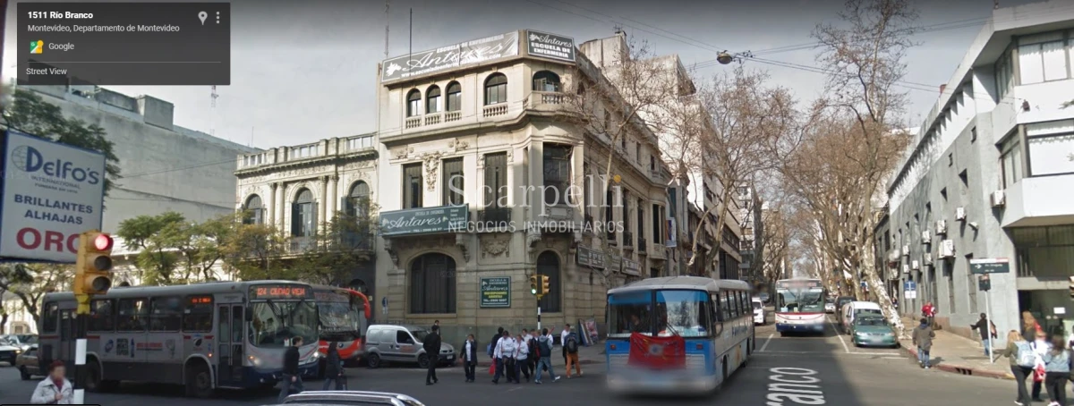Casa ID.29327 - Río Branco esq. Av. Uruguay Construcción de estilo con finas terminaciones en Carpintería, Molduras & Grandes Vitreaux.-