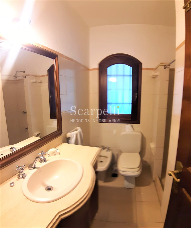 Casa ID.29813 - Alte. Harwood: Estupenda Propiedad Estilo Colonial toda en 1 planta con gran fondo y barbacoa.-