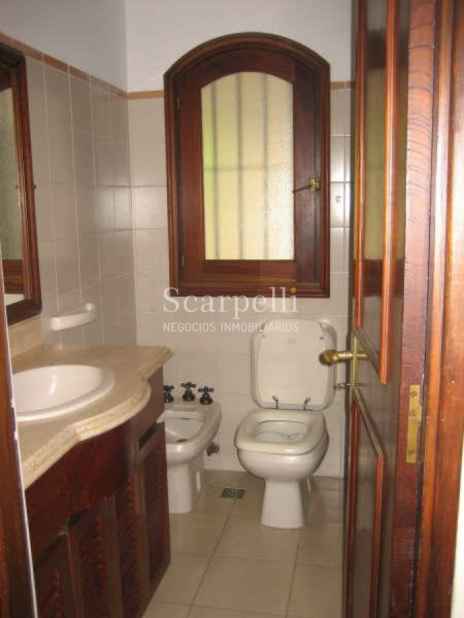 Casa ID.29813 - Alte. Harwood: Estupenda Propiedad Estilo Colonial toda en 1 planta con gran fondo y barbacoa.-