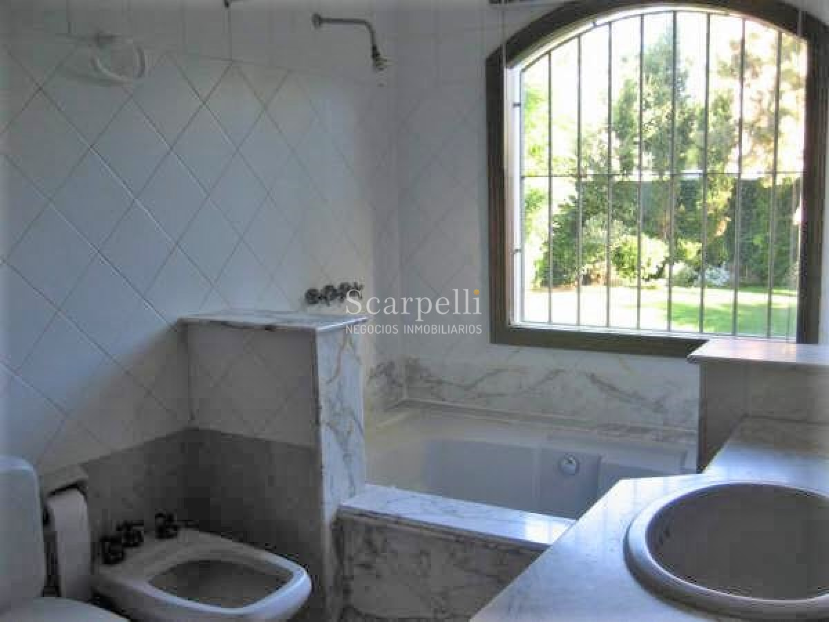 Casa ID.29813 - Alte. Harwood: Estupenda Propiedad Estilo Colonial toda en 1 planta con gran fondo y barbacoa.-