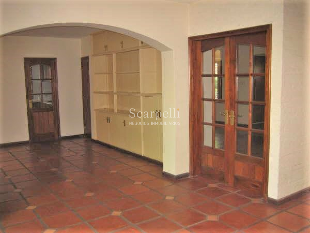 Casa ID.29813 - Alte. Harwood: Estupenda Propiedad Estilo Colonial toda en 1 planta con gran fondo y barbacoa.-