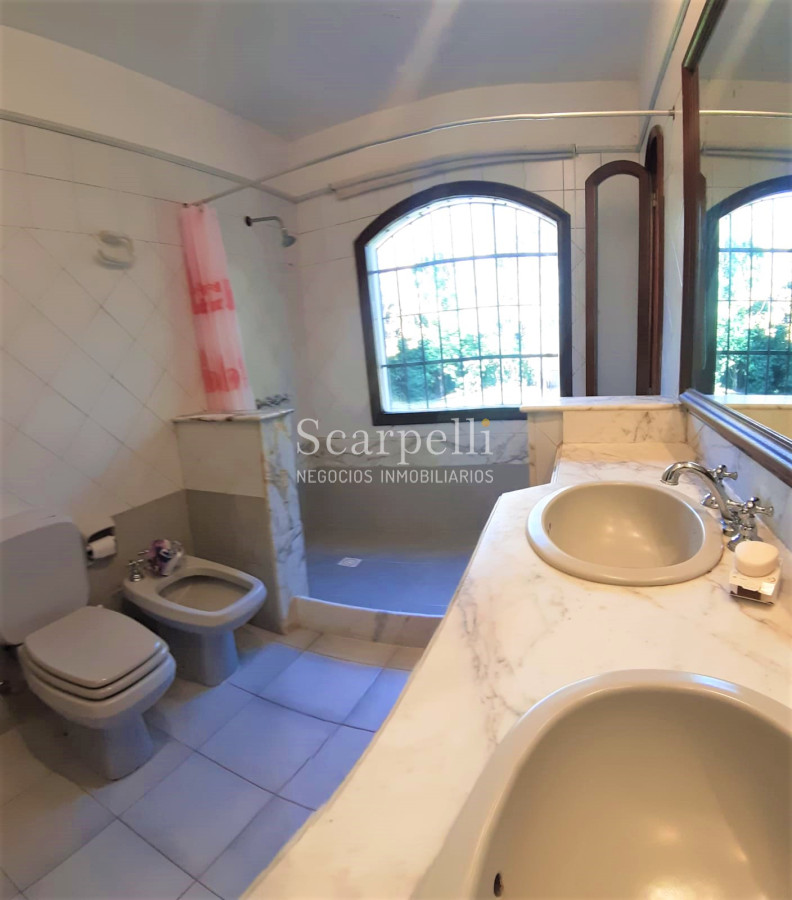 Casa ID.29813 - Alte. Harwood: Estupenda Propiedad Estilo Colonial toda en 1 planta con gran fondo y barbacoa.-