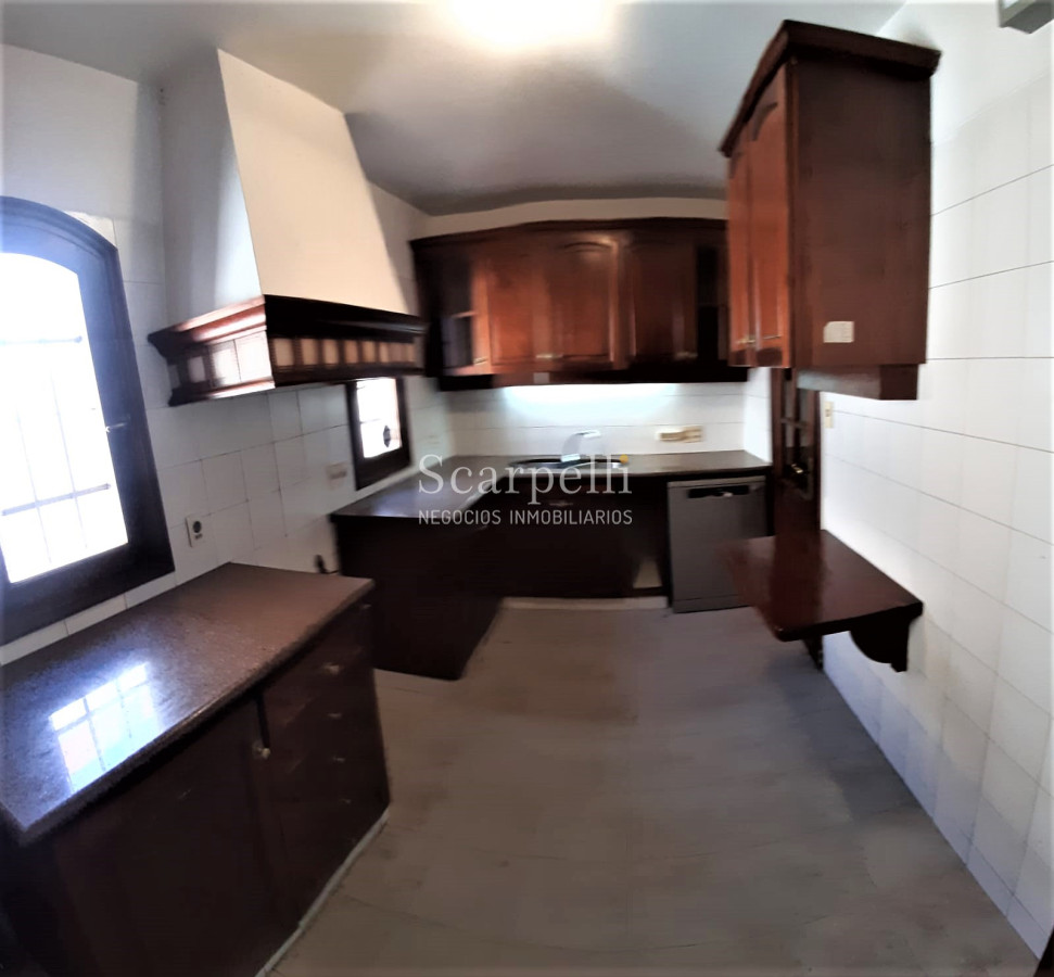 Casa ID.29813 - Alte. Harwood: Estupenda Propiedad Estilo Colonial toda en 1 planta con gran fondo y barbacoa.-