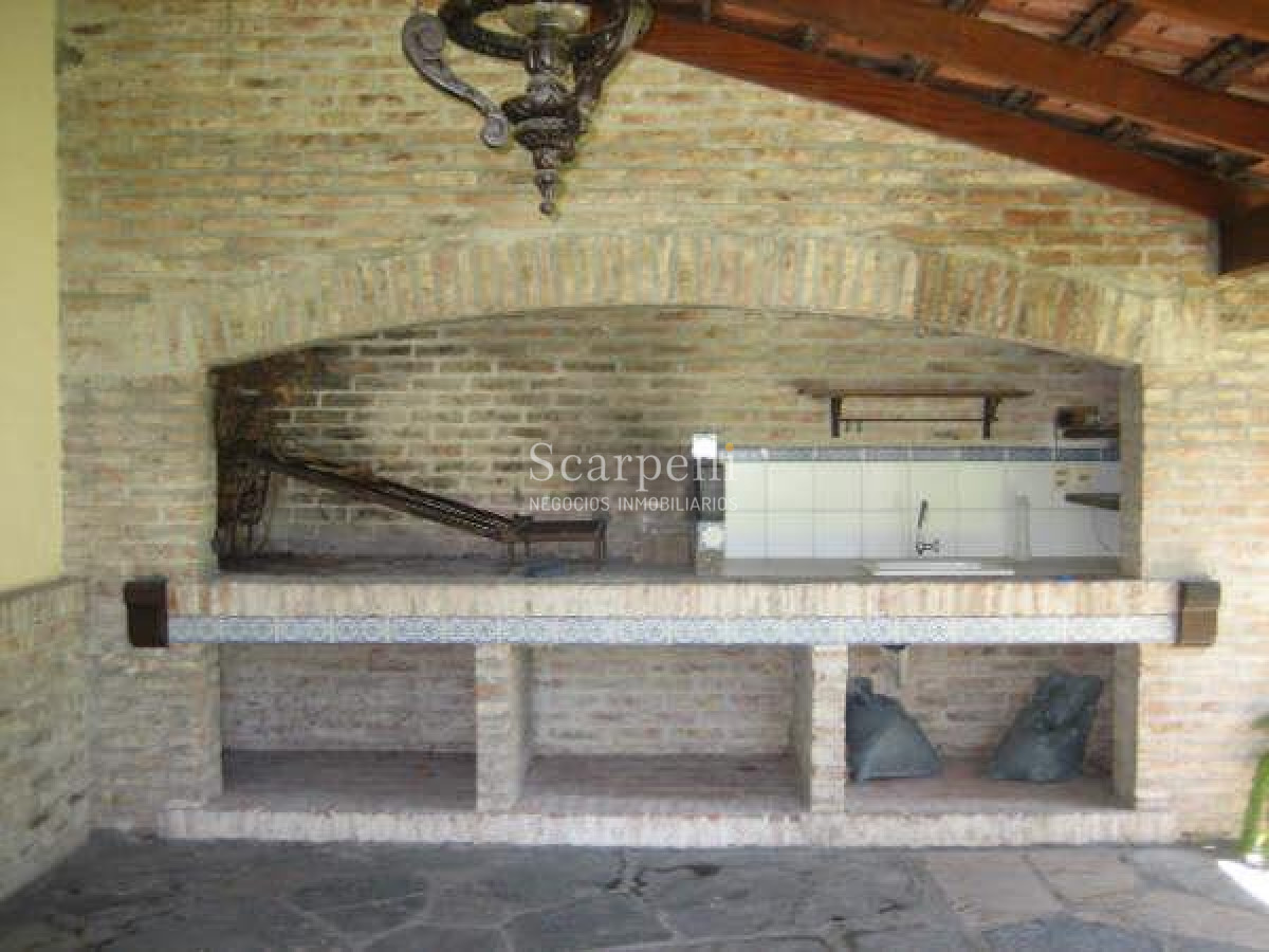 Casa ID.29813 - Alte. Harwood: Estupenda Propiedad Estilo Colonial toda en 1 planta con gran fondo y barbacoa.-