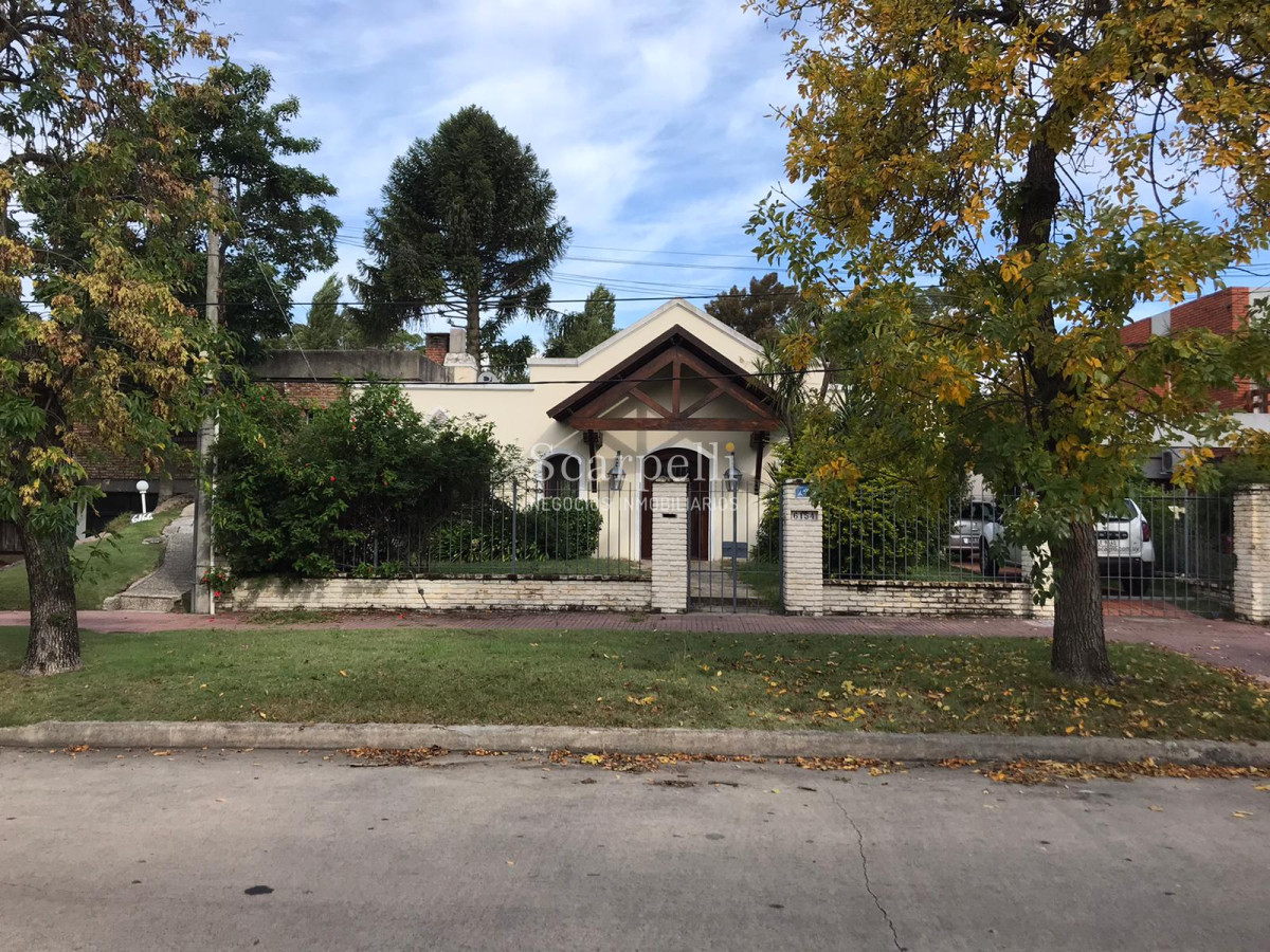 Casa ID.29813 - Alte. Harwood: Estupenda Propiedad Estilo Colonial toda en 1 planta con gran fondo y barbacoa.-