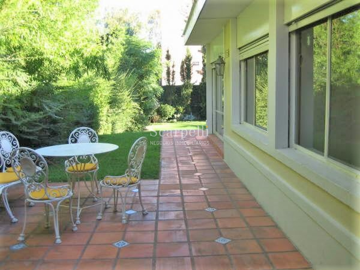 Casa ID.29813 - Alte. Harwood: Estupenda Propiedad Estilo Colonial toda en 1 planta con gran fondo y barbacoa.-