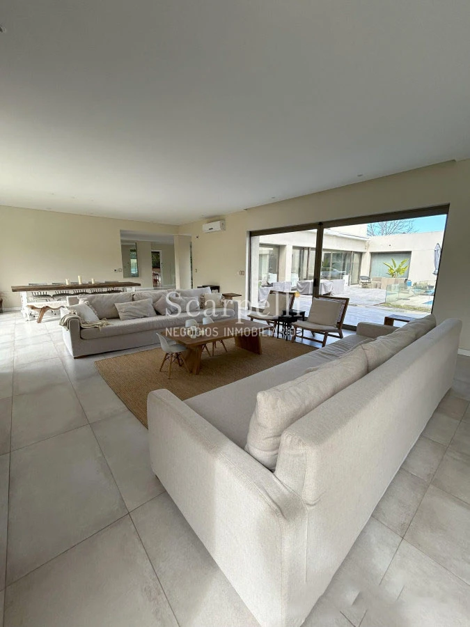 Casa ID.50471 - VENTA CASA 4 DORMITORIOS, PISCINA, BARBACOA CERRADA Y SERVICIO EN BARRIO PRIVADO CERRADO CARMEL