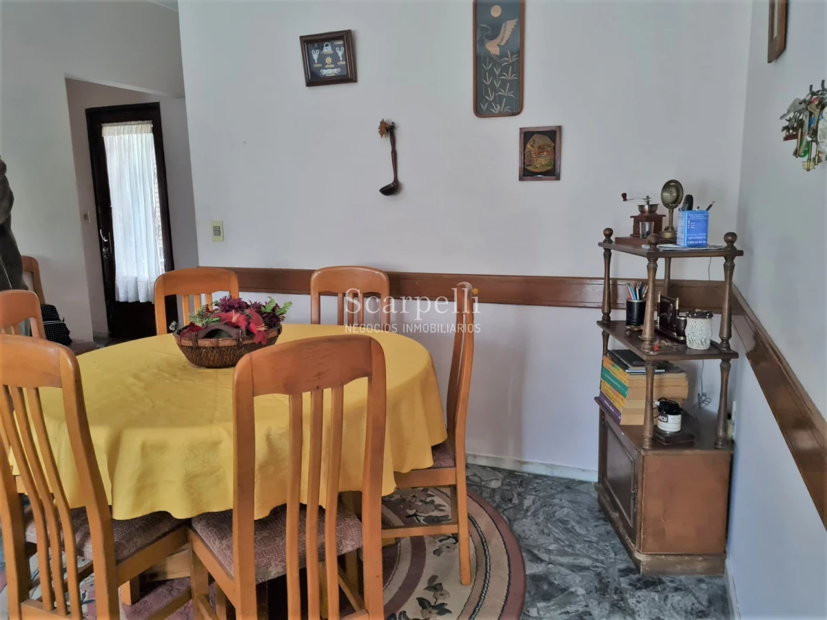 Casa ID.44743 - Venta Casa Carrasco Arocena Próximo Ideal Oficinas 6 dormitorios Gran Subsuelo ideal Depósito